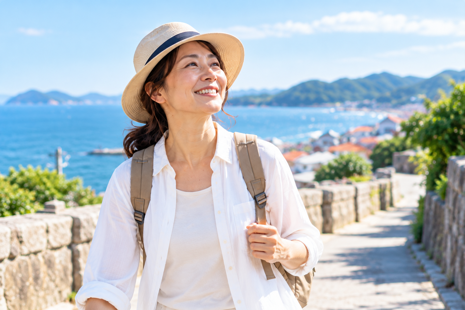 旅行先で散策を楽しむ日本人女性のイメージ