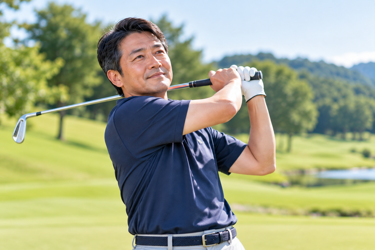 ゴルフを楽しむ日本人男性のイメージ